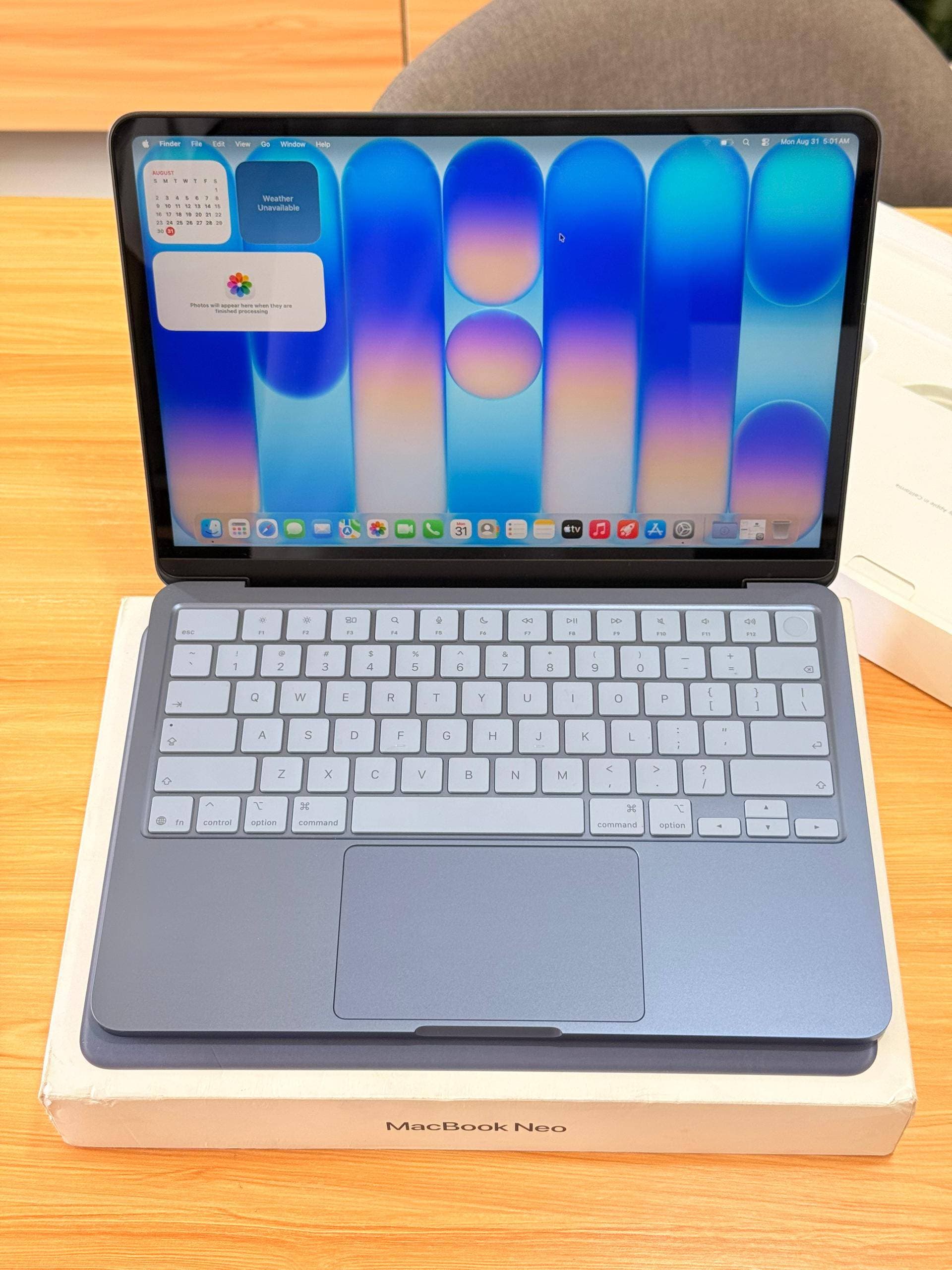 *MacBook Neo*
Écran Liquid Retina 13’
RAM 08Go
SSD 512Go
Magic Keyboard
Touch ID
02 Ports USB-C
État de batterie 100%
Cycle 05